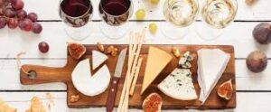 una tabla de quesos con vinos paras ser maridados